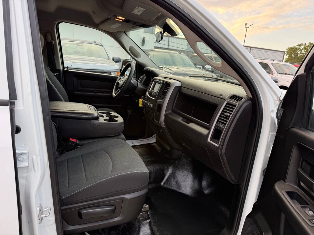 Ram 1500 Classic Vehicle Full-screen Gallery Image 10