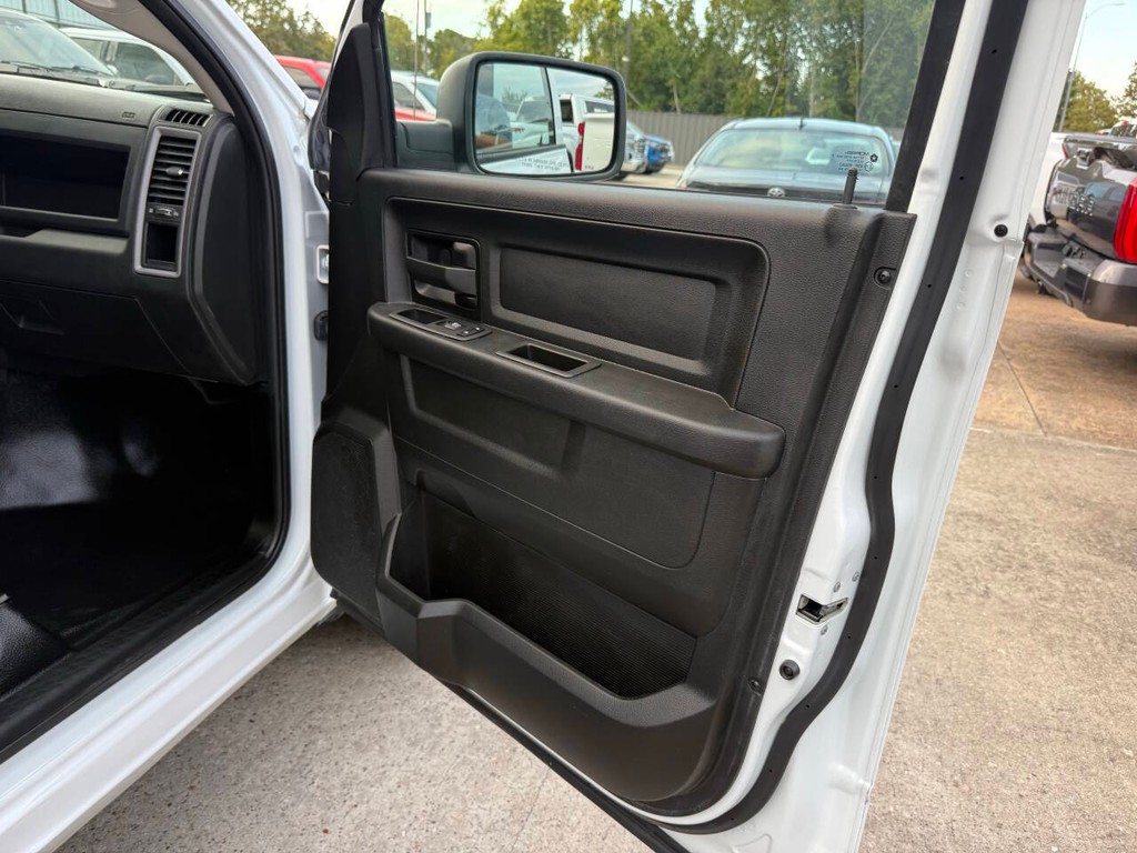 Ram 1500 Classic Vehicle Full-screen Gallery Image 11