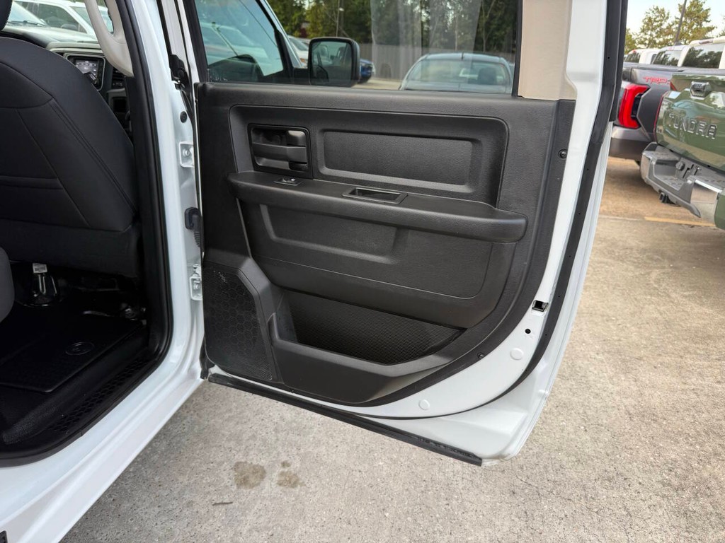 Ram 1500 Classic Vehicle Full-screen Gallery Image 16