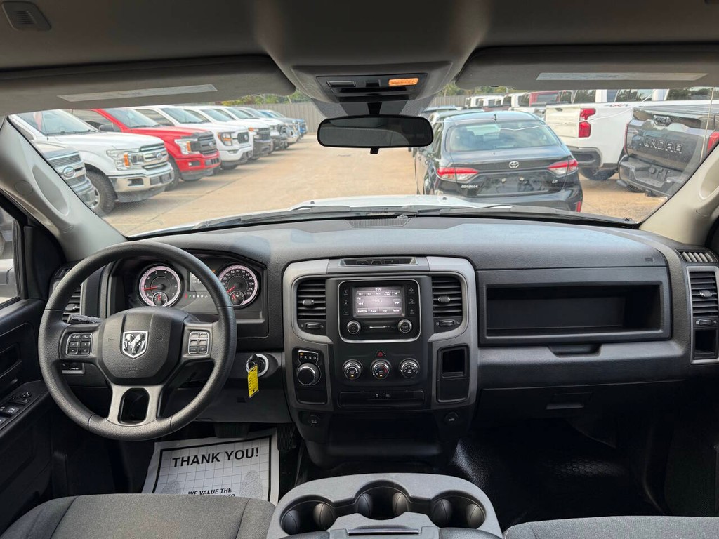 Ram 1500 Classic Vehicle Full-screen Gallery Image 17