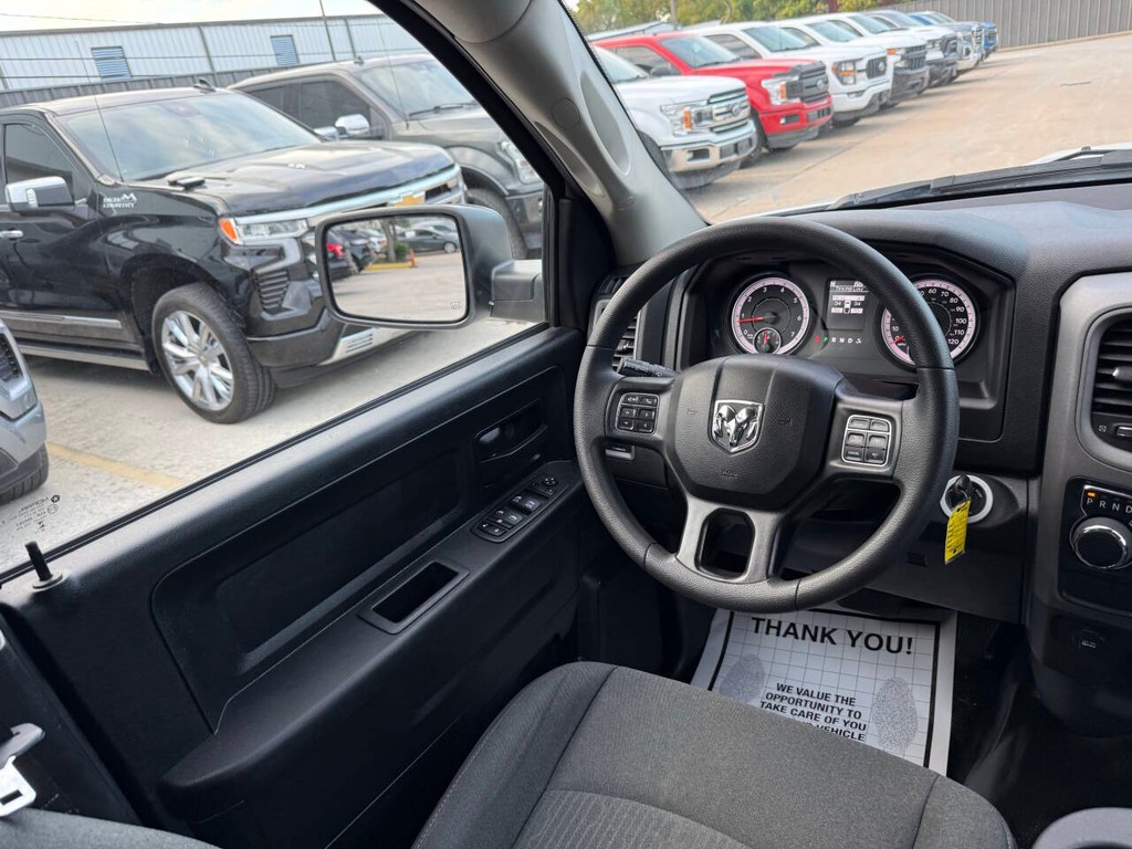 Ram 1500 Classic Vehicle Full-screen Gallery Image 19