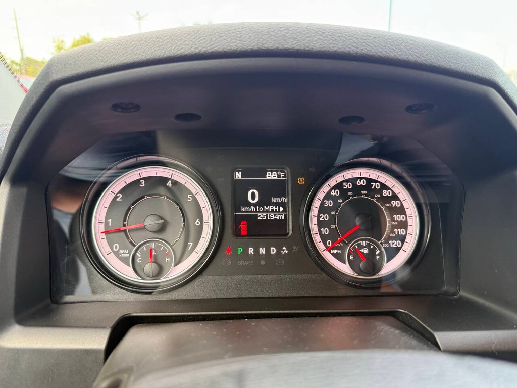 Ram 1500 Classic Vehicle Full-screen Gallery Image 30