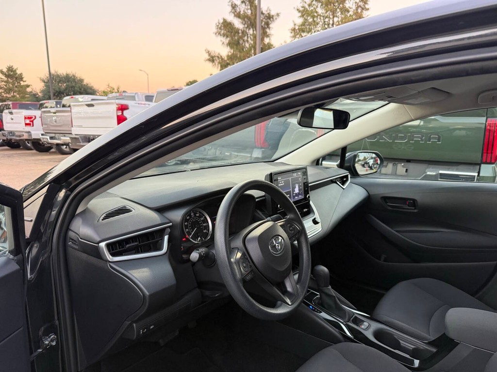 Toyota Corolla Vehicle Full-screen Gallery Image 06