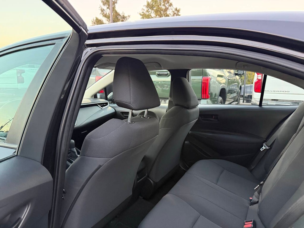 Toyota Corolla Vehicle Full-screen Gallery Image 12