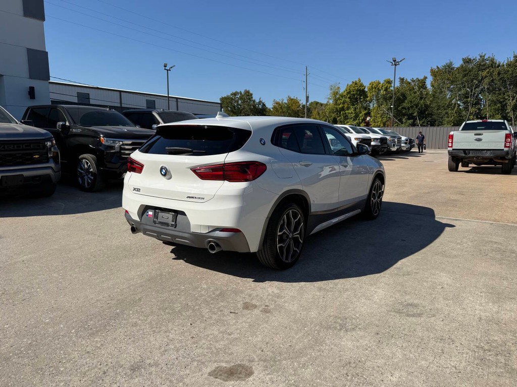 BMW X2 Vehicle Full-screen Gallery Image 05
