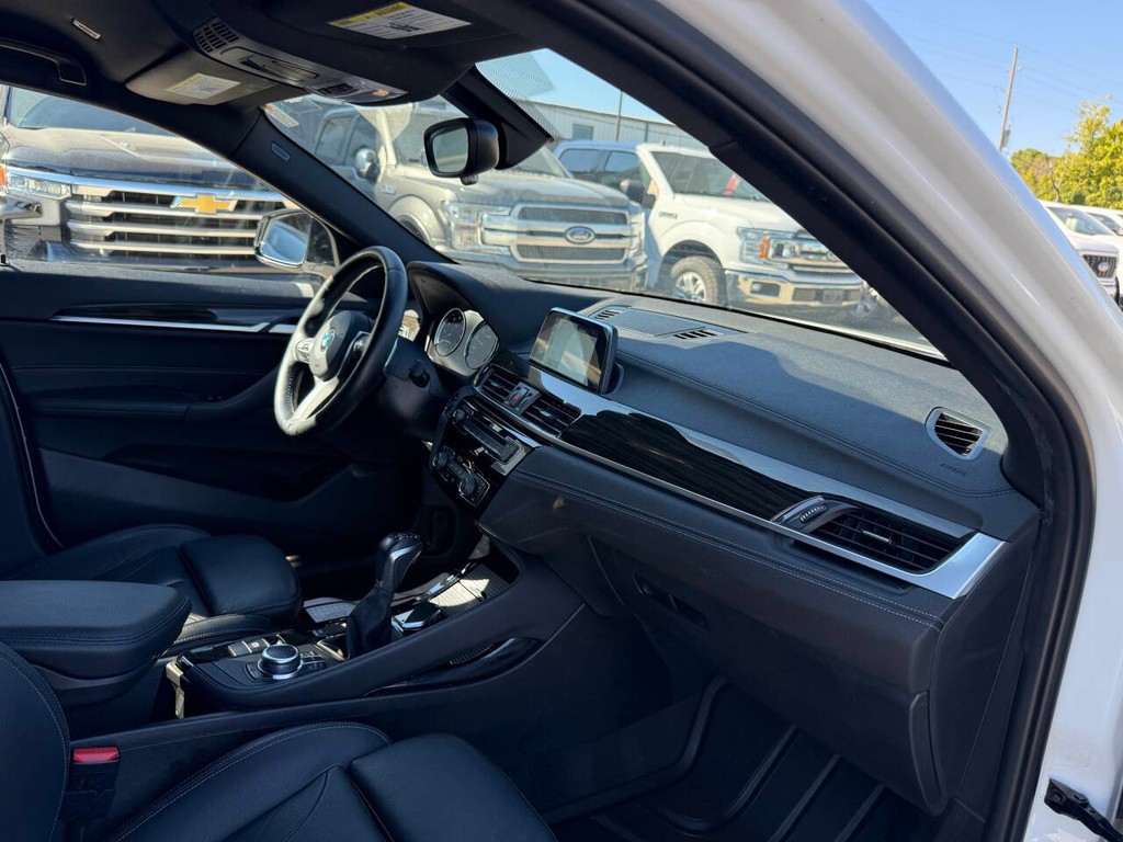 BMW X2 Vehicle Full-screen Gallery Image 09
