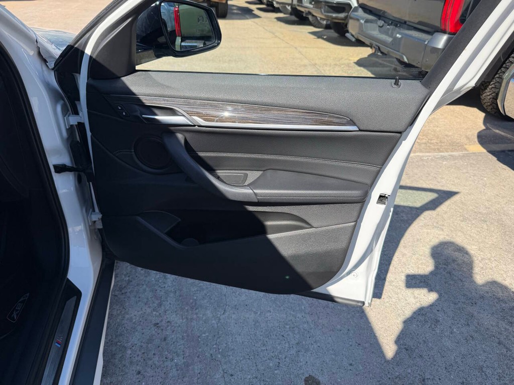 BMW X2 Vehicle Full-screen Gallery Image 11
