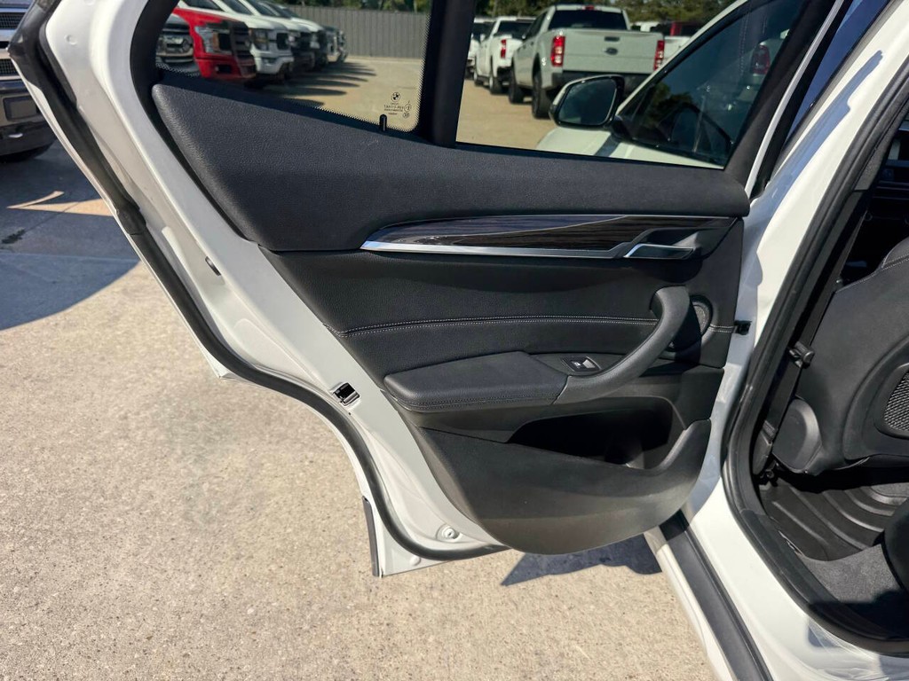 BMW X2 Vehicle Full-screen Gallery Image 14