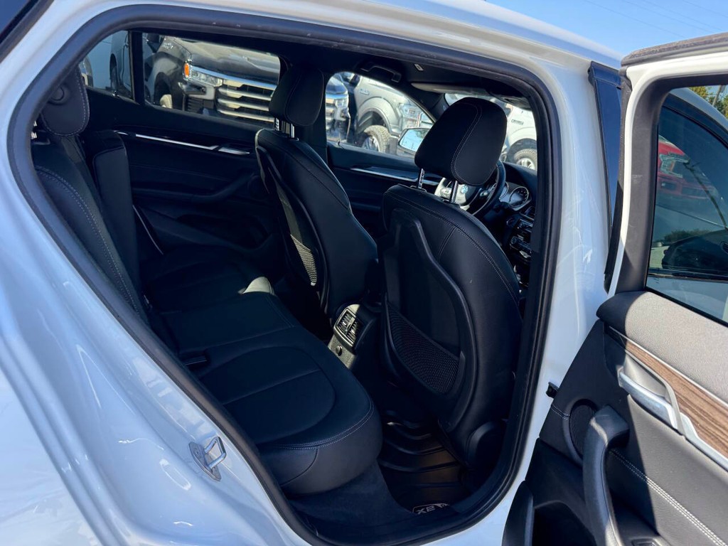 BMW X2 Vehicle Full-screen Gallery Image 15