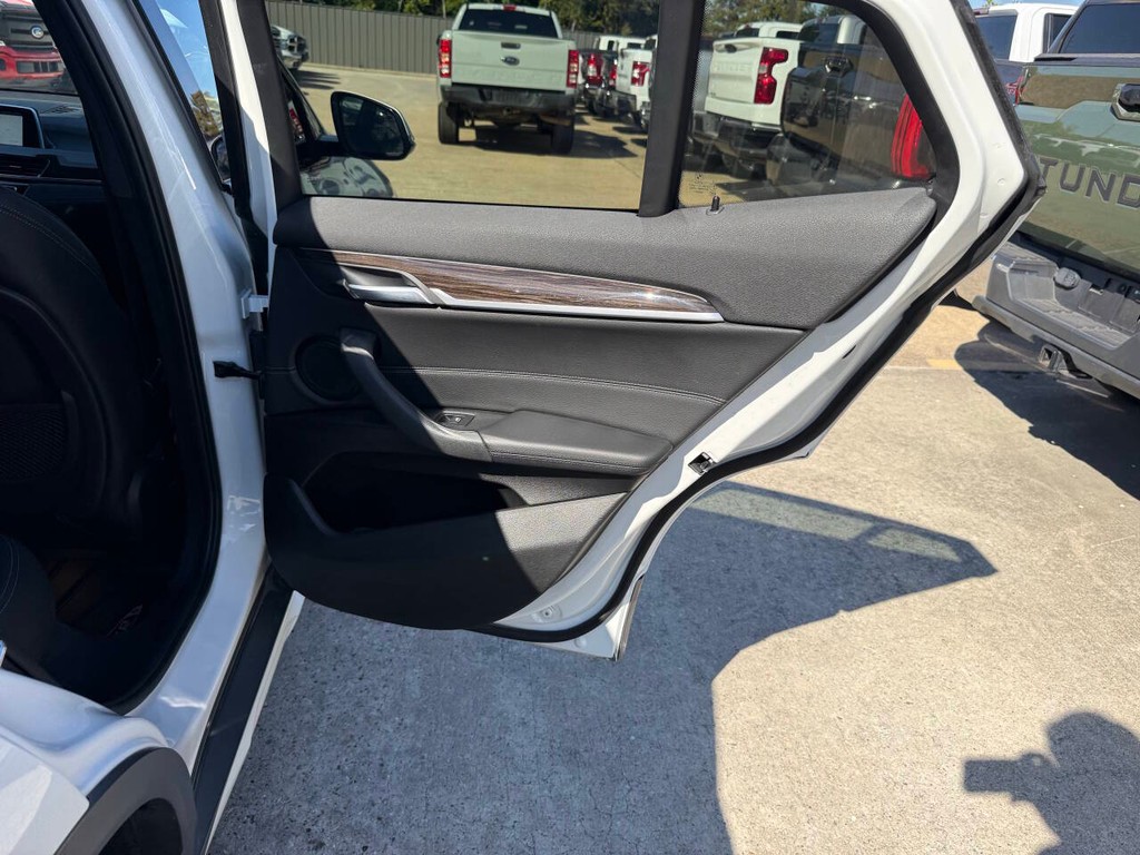 BMW X2 Vehicle Full-screen Gallery Image 16
