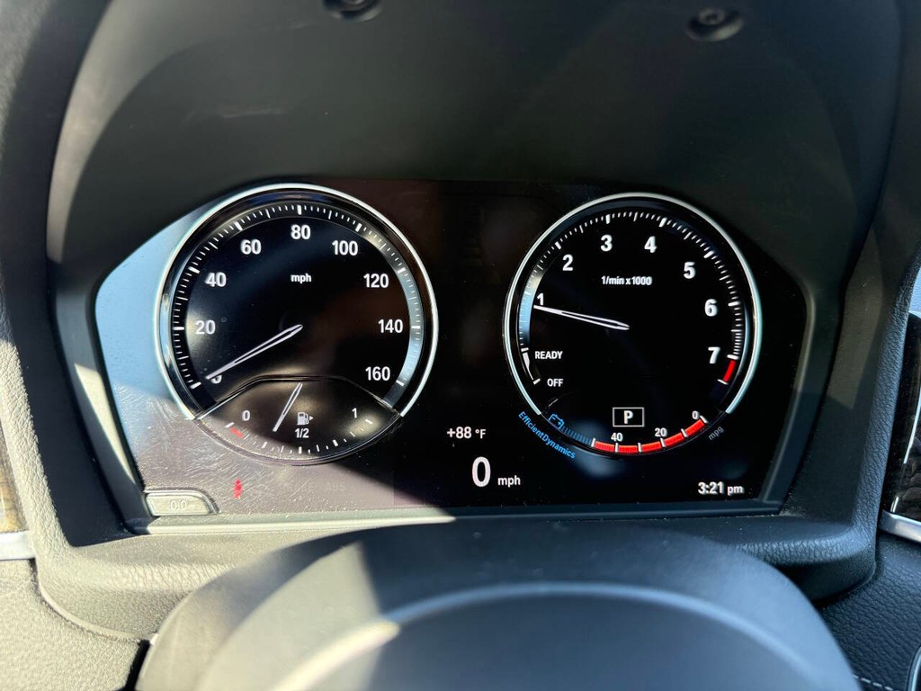 BMW X2 Vehicle Full-screen Gallery Image 32