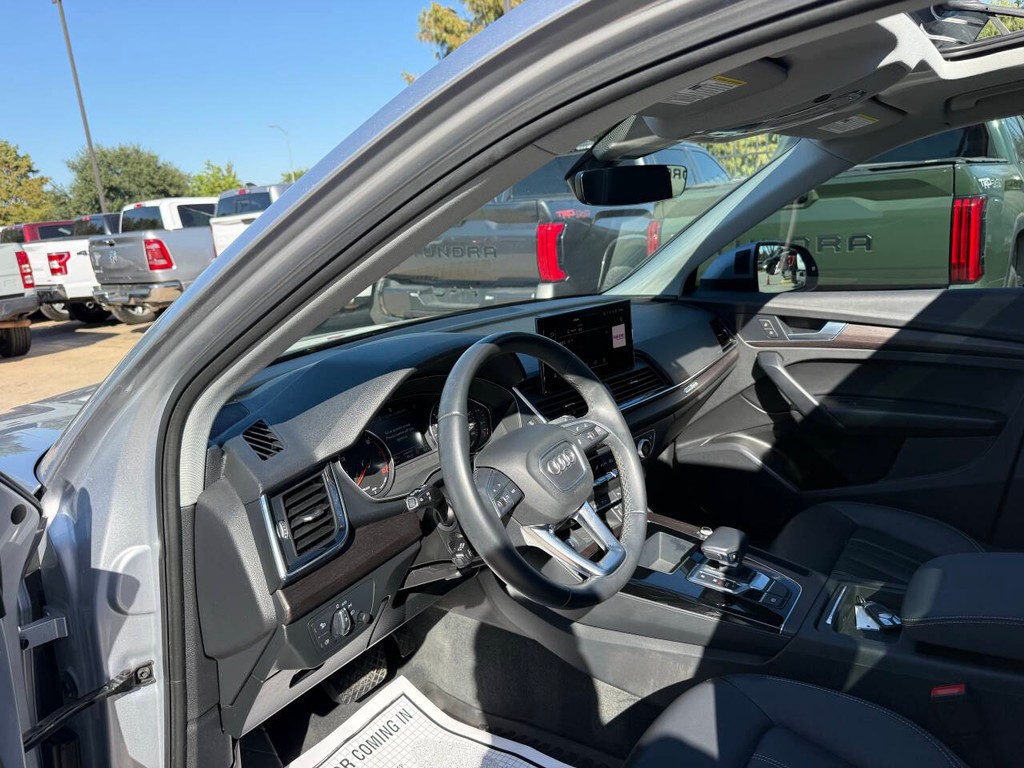 Audi Q5 Vehicle Full-screen Gallery Image 06