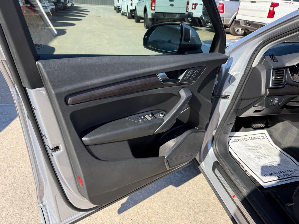 Audi Q5 Vehicle Full-screen Gallery Image 08