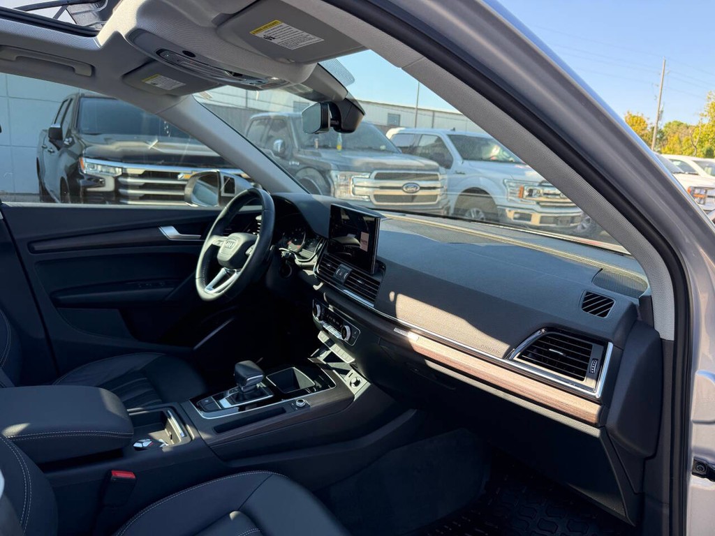 Audi Q5 Vehicle Full-screen Gallery Image 09