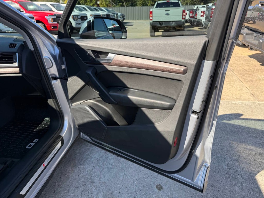 Audi Q5 Vehicle Full-screen Gallery Image 11