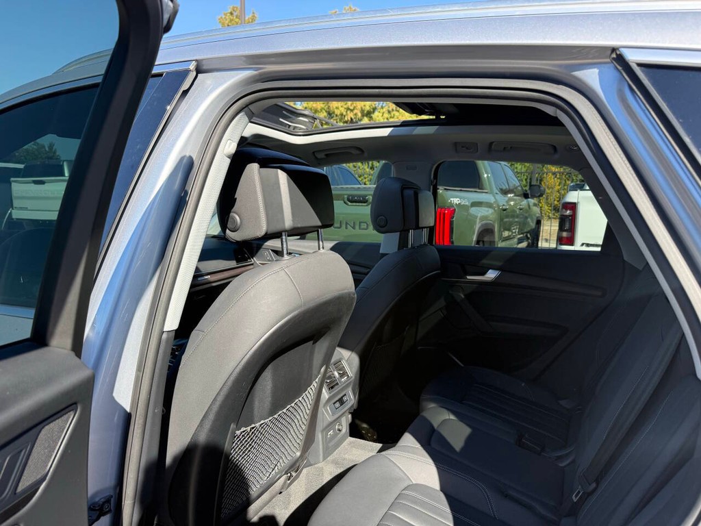 Audi Q5 Vehicle Full-screen Gallery Image 12