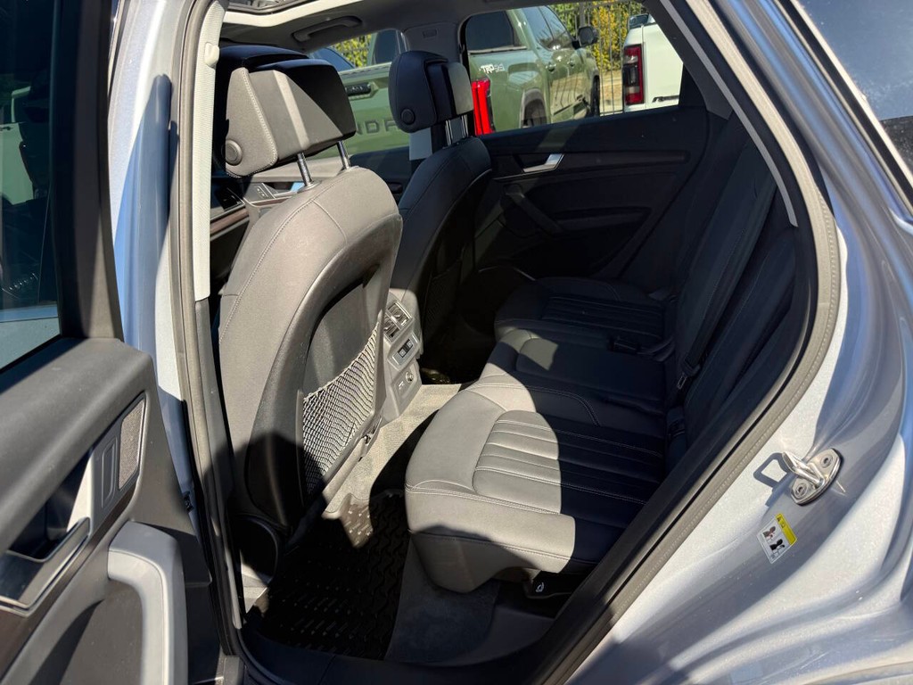 Audi Q5 Vehicle Full-screen Gallery Image 13