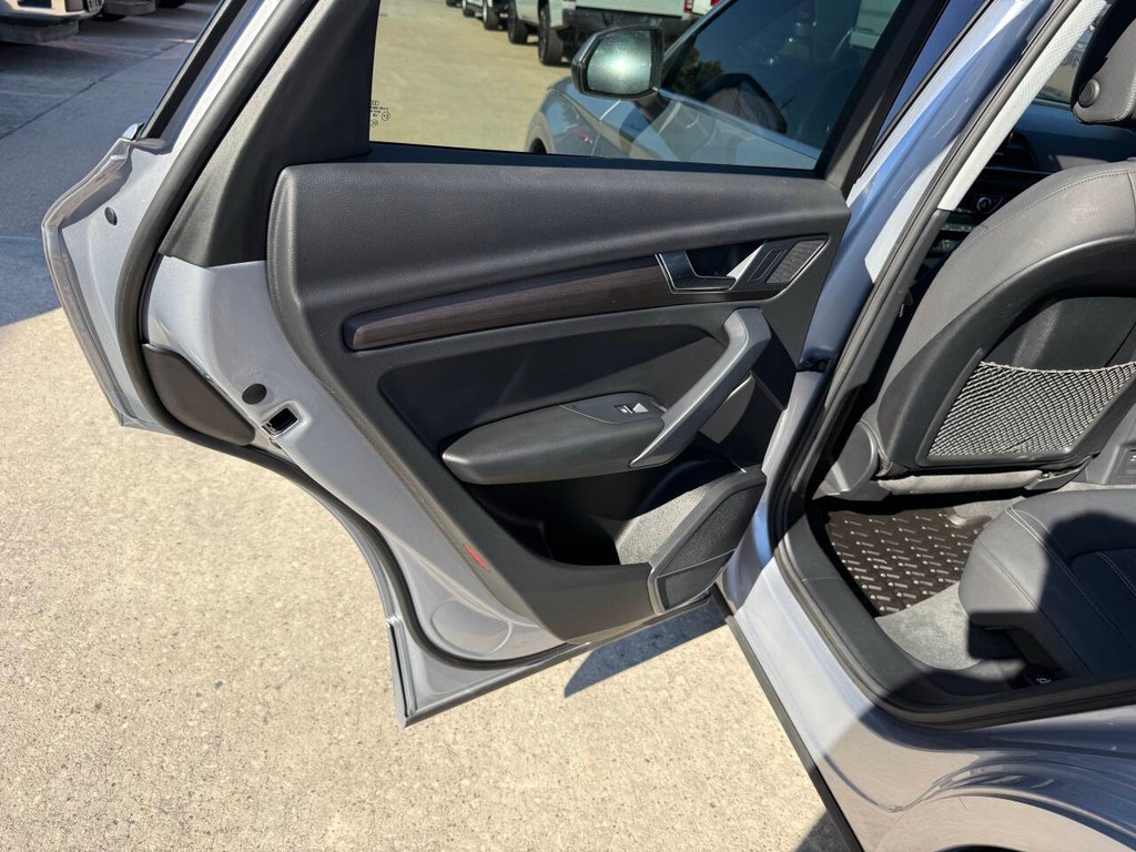 Audi Q5 Vehicle Full-screen Gallery Image 14