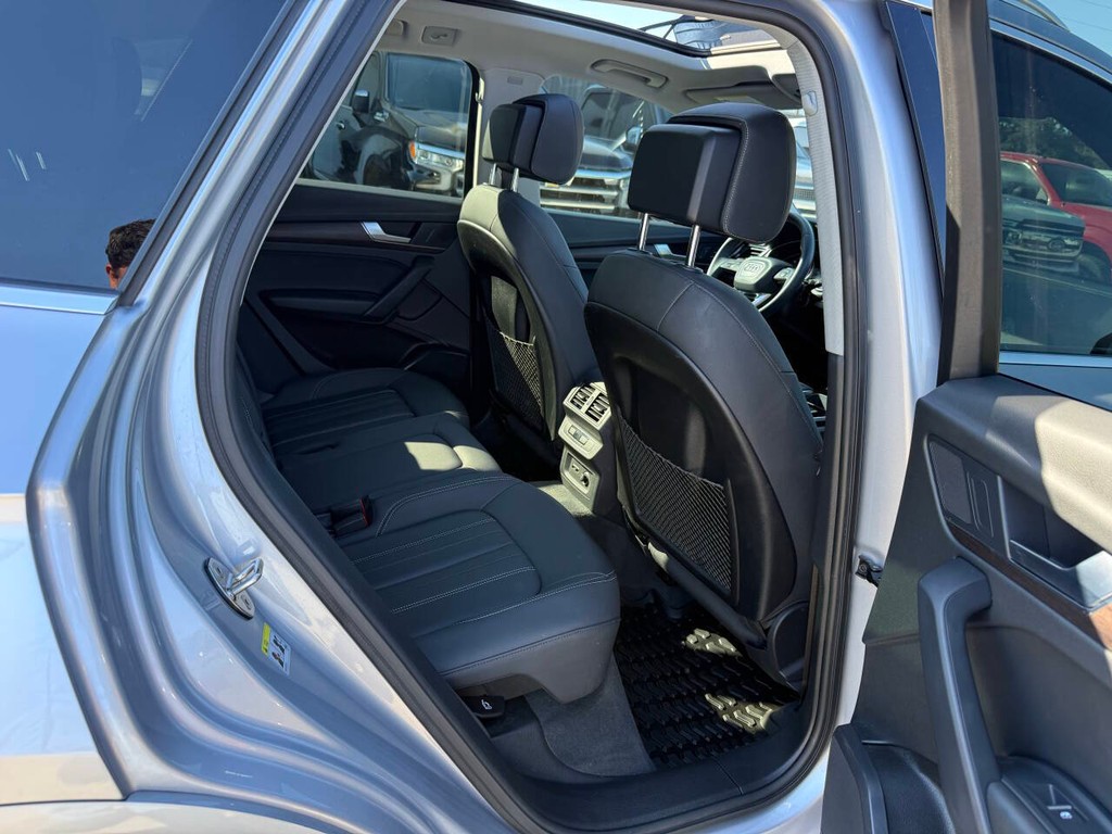 Audi Q5 Vehicle Full-screen Gallery Image 15