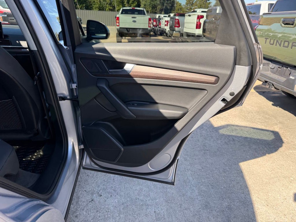 Audi Q5 Vehicle Full-screen Gallery Image 16