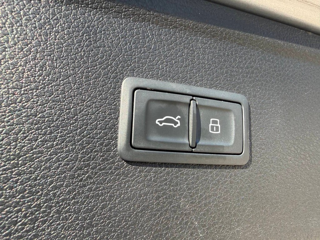Audi Q5 Vehicle Full-screen Gallery Image 40