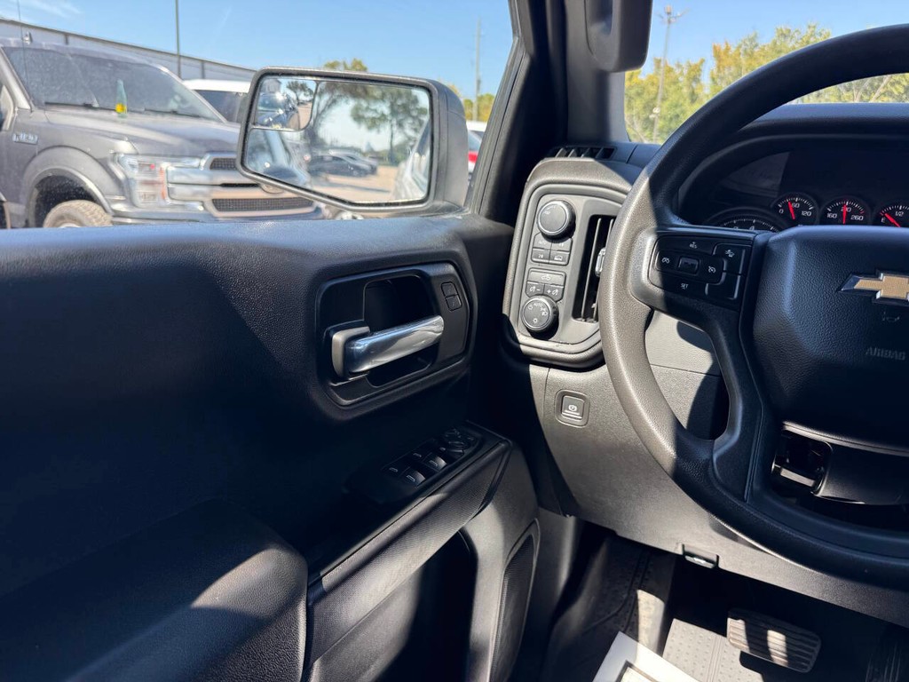 Chevrolet Silverado 1500 Vehicle Full-screen Gallery Image 31