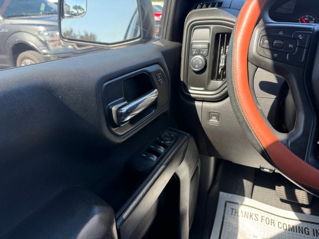 Chevrolet Silverado 1500 Vehicle Full-screen Gallery Image 30