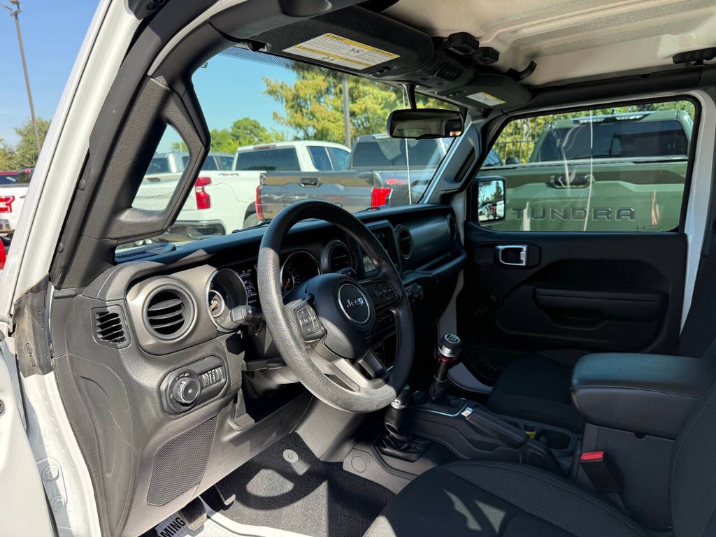 Jeep Wrangler Vehicle Full-screen Gallery Image 06