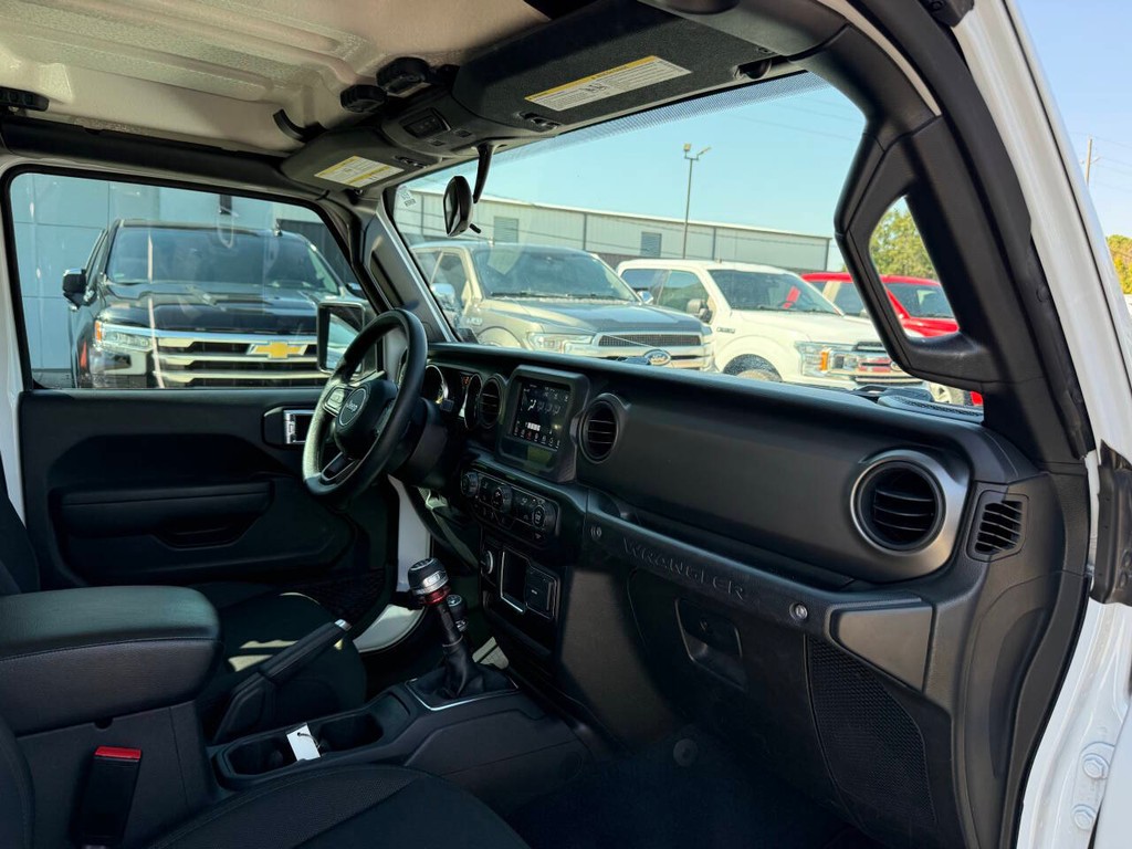 Jeep Wrangler Vehicle Full-screen Gallery Image 09
