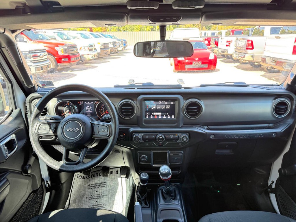 Jeep Wrangler Vehicle Full-screen Gallery Image 17