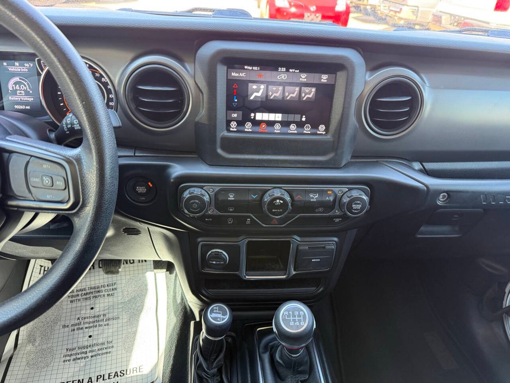 Jeep Wrangler Vehicle Full-screen Gallery Image 24