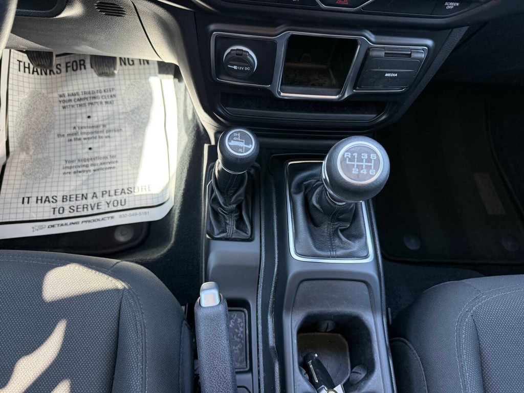 Jeep Wrangler Vehicle Full-screen Gallery Image 30