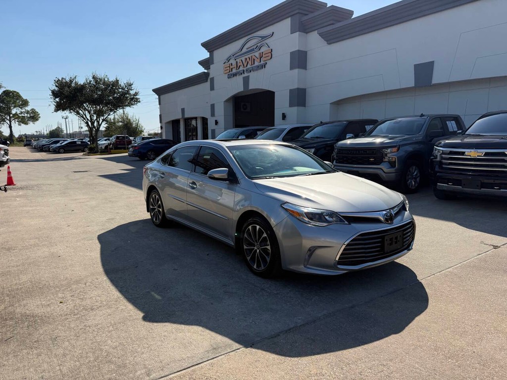 Toyota Avalon Vehicle Full-screen Gallery Image 02