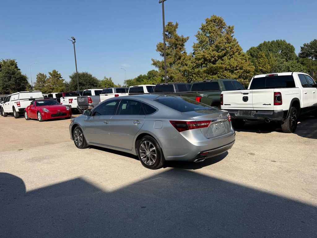 Toyota Avalon Vehicle Full-screen Gallery Image 04