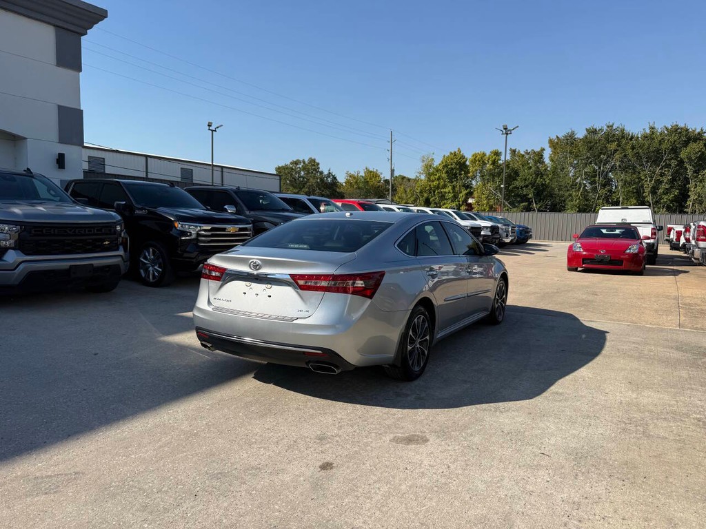 Toyota Avalon Vehicle Full-screen Gallery Image 05
