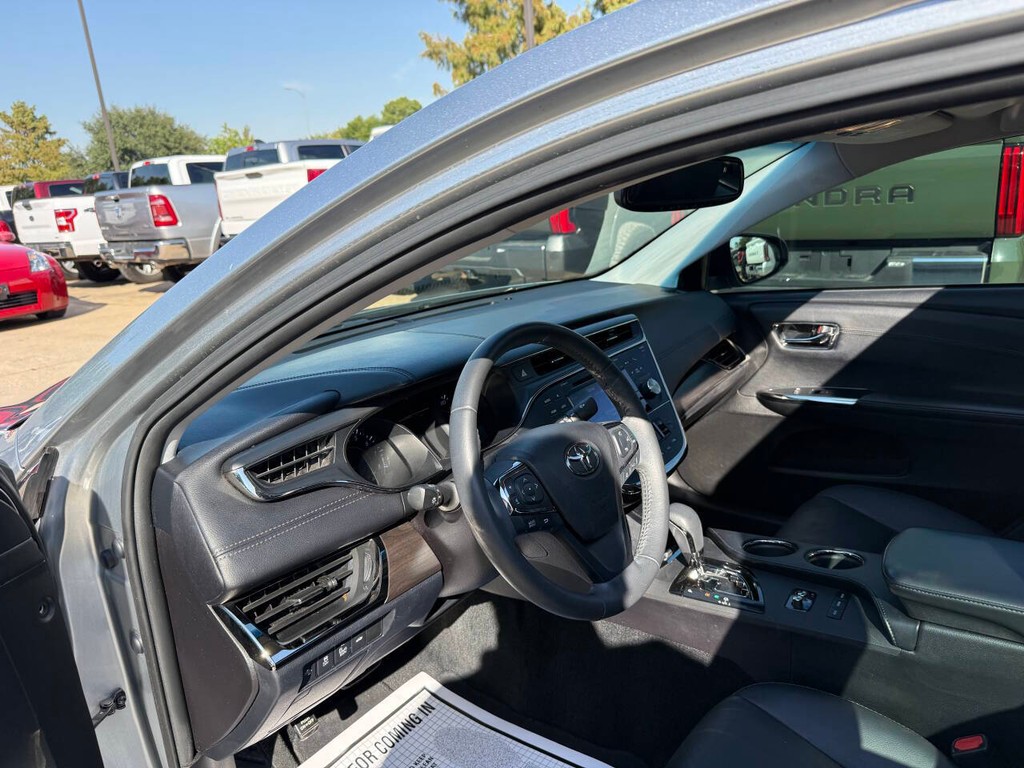 Toyota Avalon Vehicle Full-screen Gallery Image 06