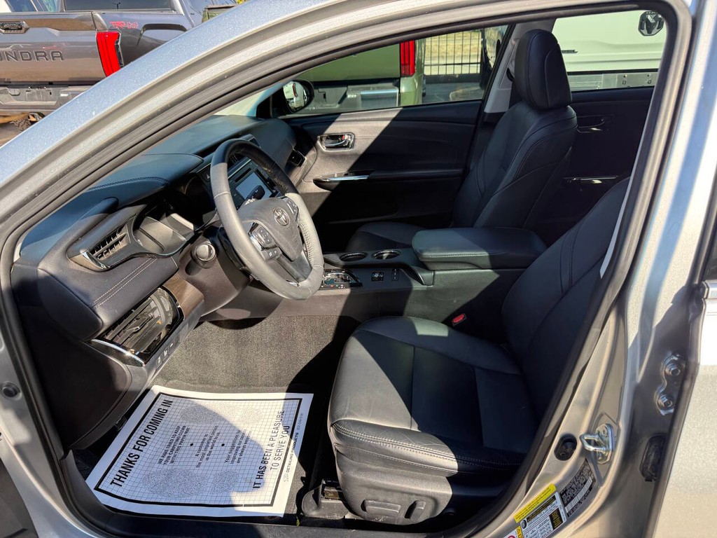 Toyota Avalon Vehicle Full-screen Gallery Image 07