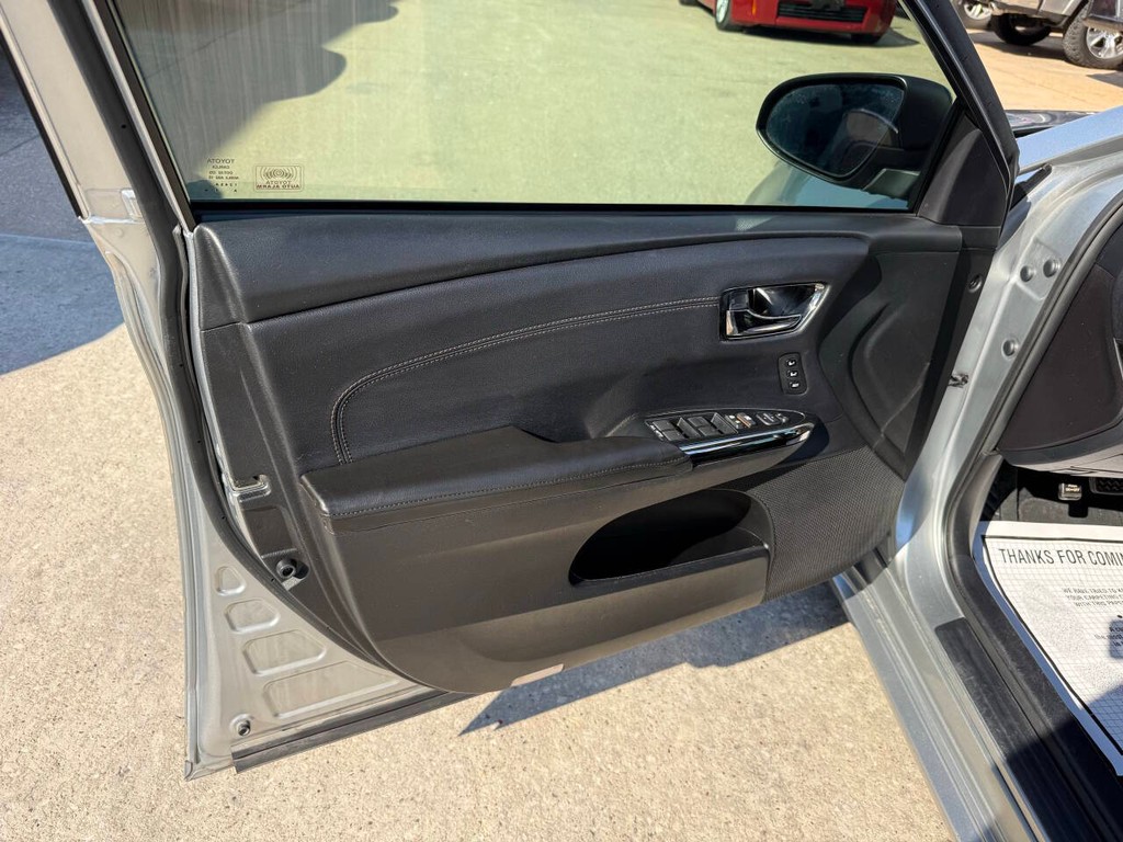Toyota Avalon Vehicle Full-screen Gallery Image 08