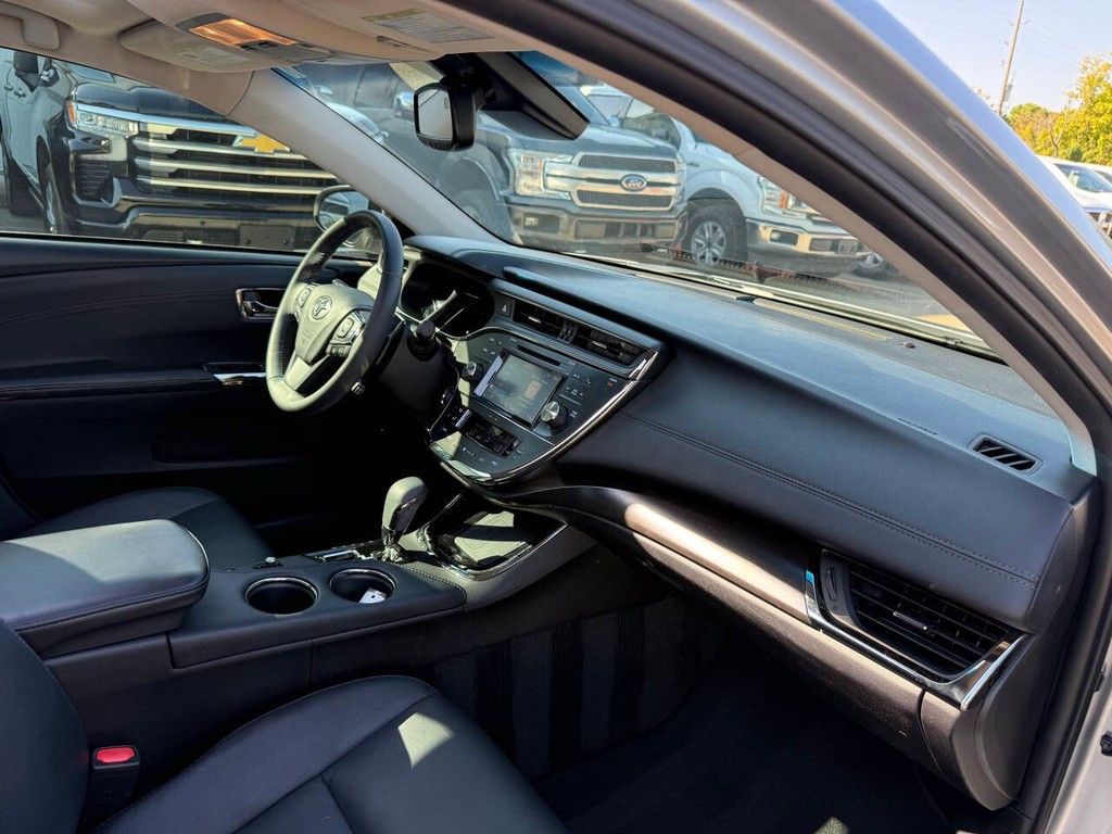 Toyota Avalon Vehicle Full-screen Gallery Image 09