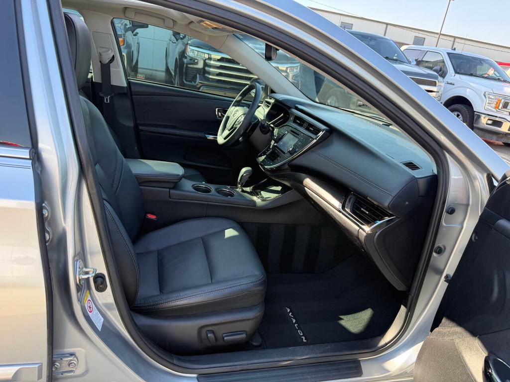 Toyota Avalon Vehicle Full-screen Gallery Image 10