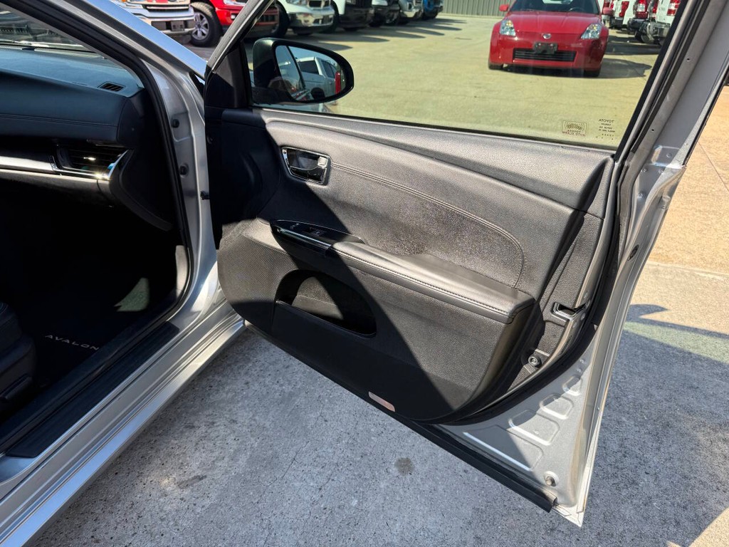 Toyota Avalon Vehicle Full-screen Gallery Image 11