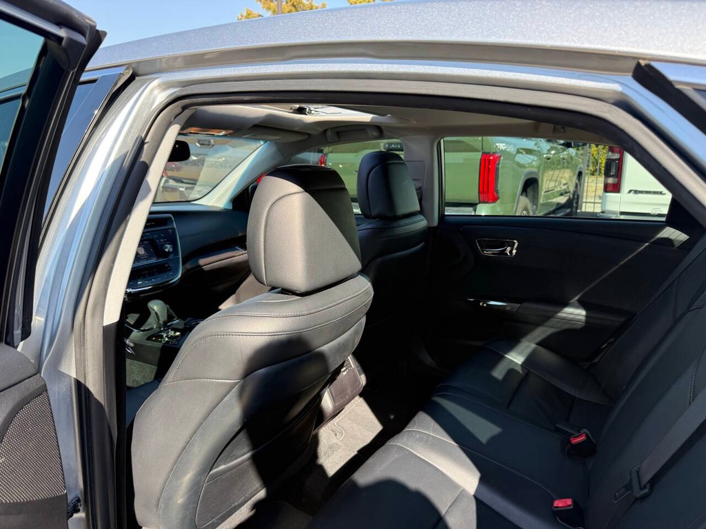 Toyota Avalon Vehicle Full-screen Gallery Image 12