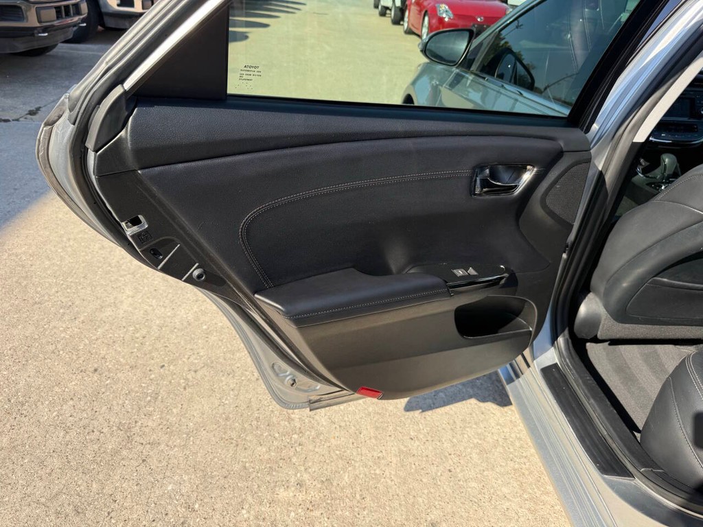 Toyota Avalon Vehicle Full-screen Gallery Image 14