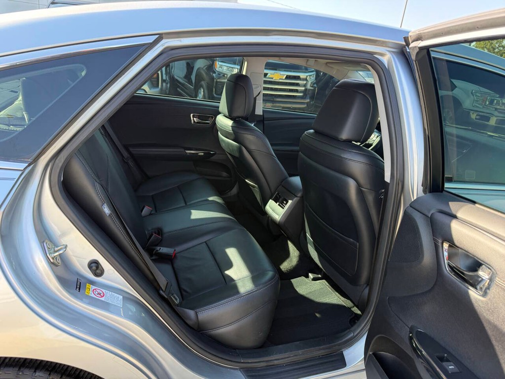 Toyota Avalon Vehicle Full-screen Gallery Image 15