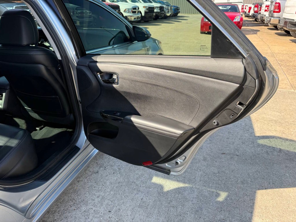 Toyota Avalon Vehicle Full-screen Gallery Image 16