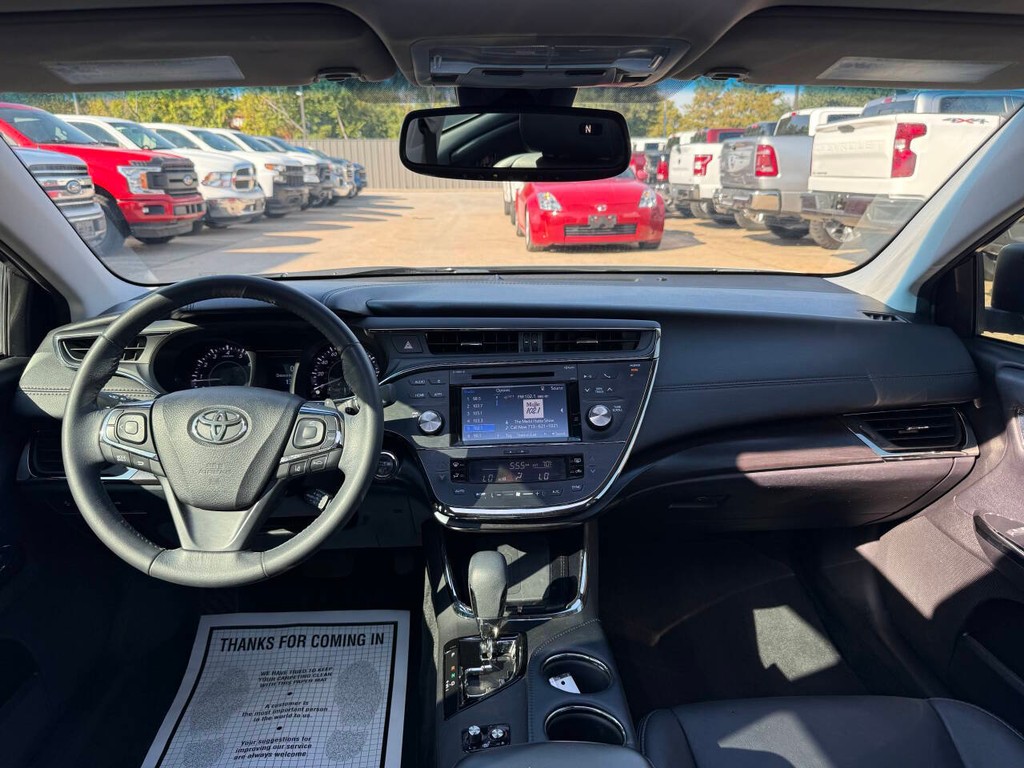 Toyota Avalon Vehicle Full-screen Gallery Image 17