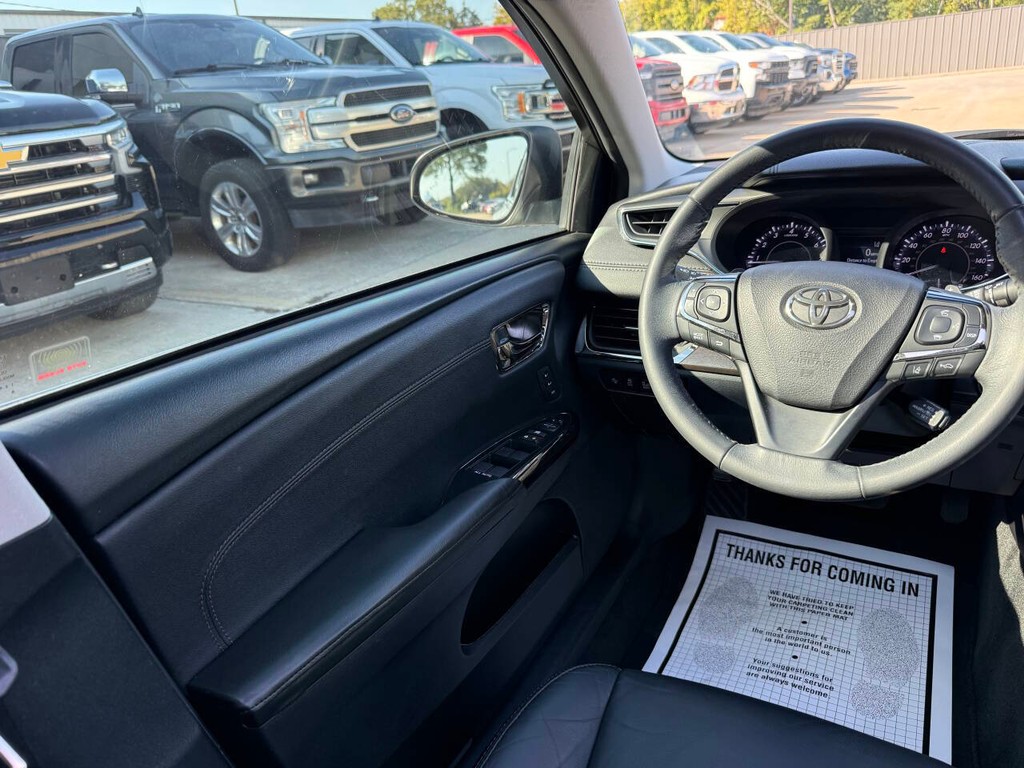 Toyota Avalon Vehicle Full-screen Gallery Image 18