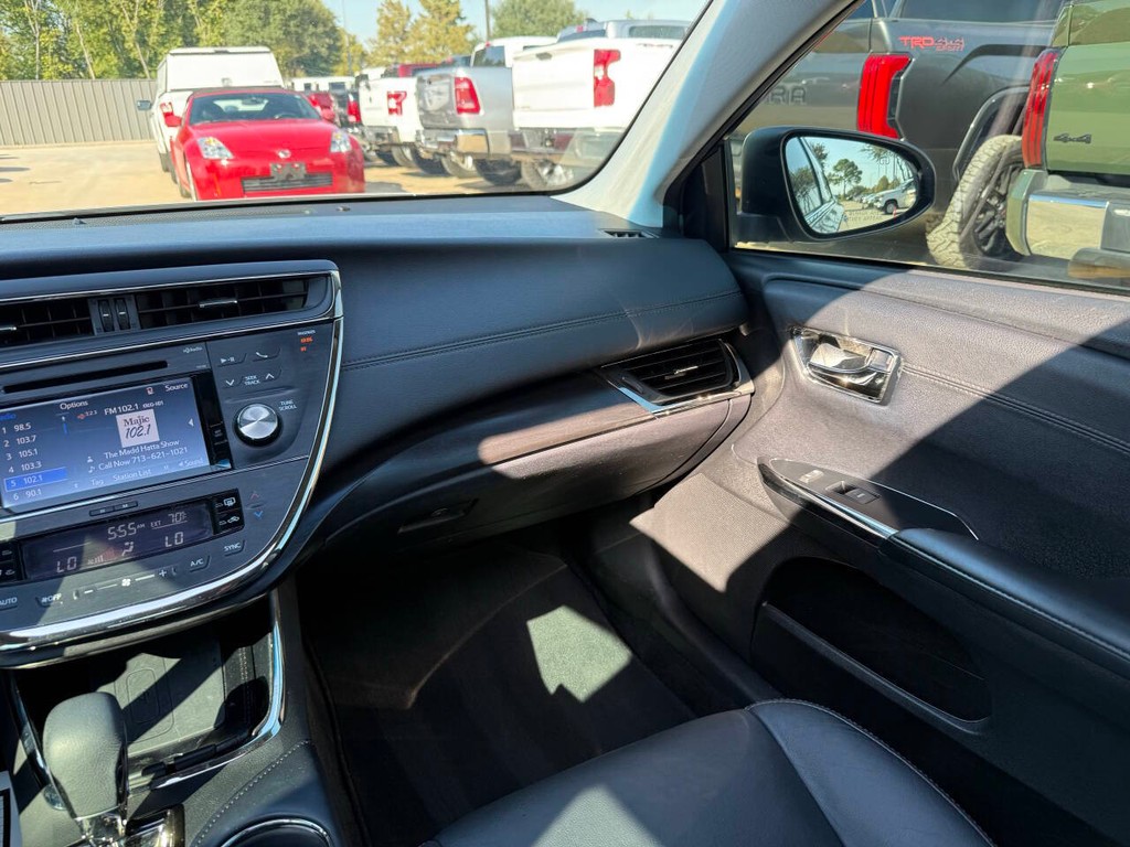 Toyota Avalon Vehicle Full-screen Gallery Image 19