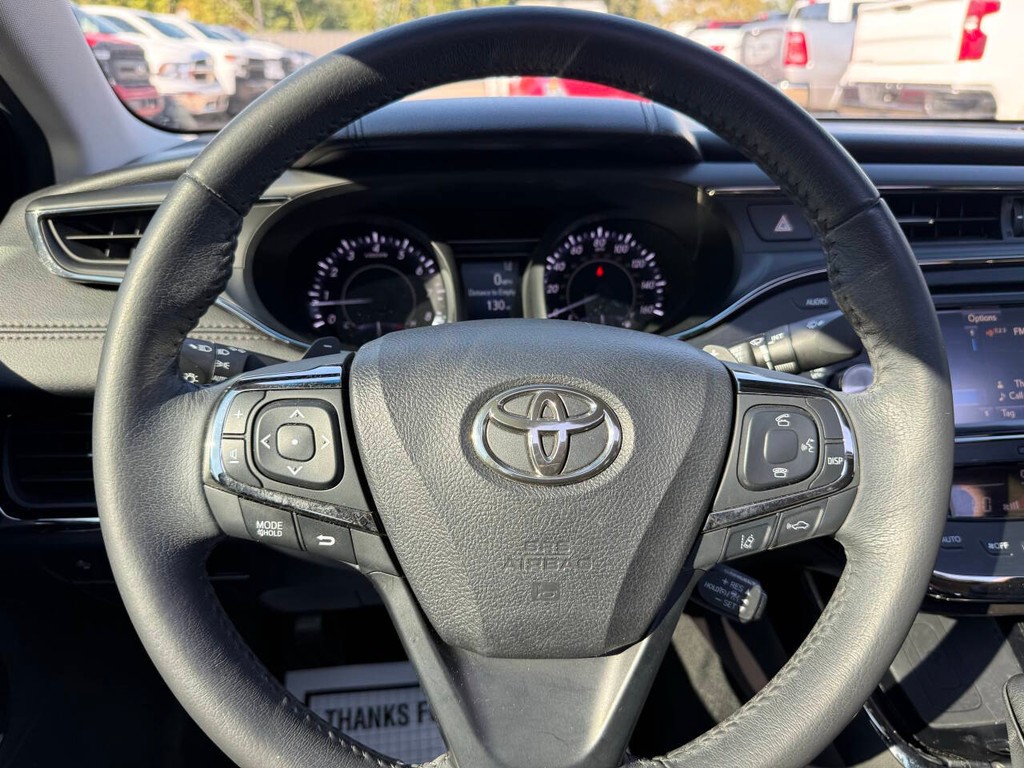Toyota Avalon Vehicle Full-screen Gallery Image 22