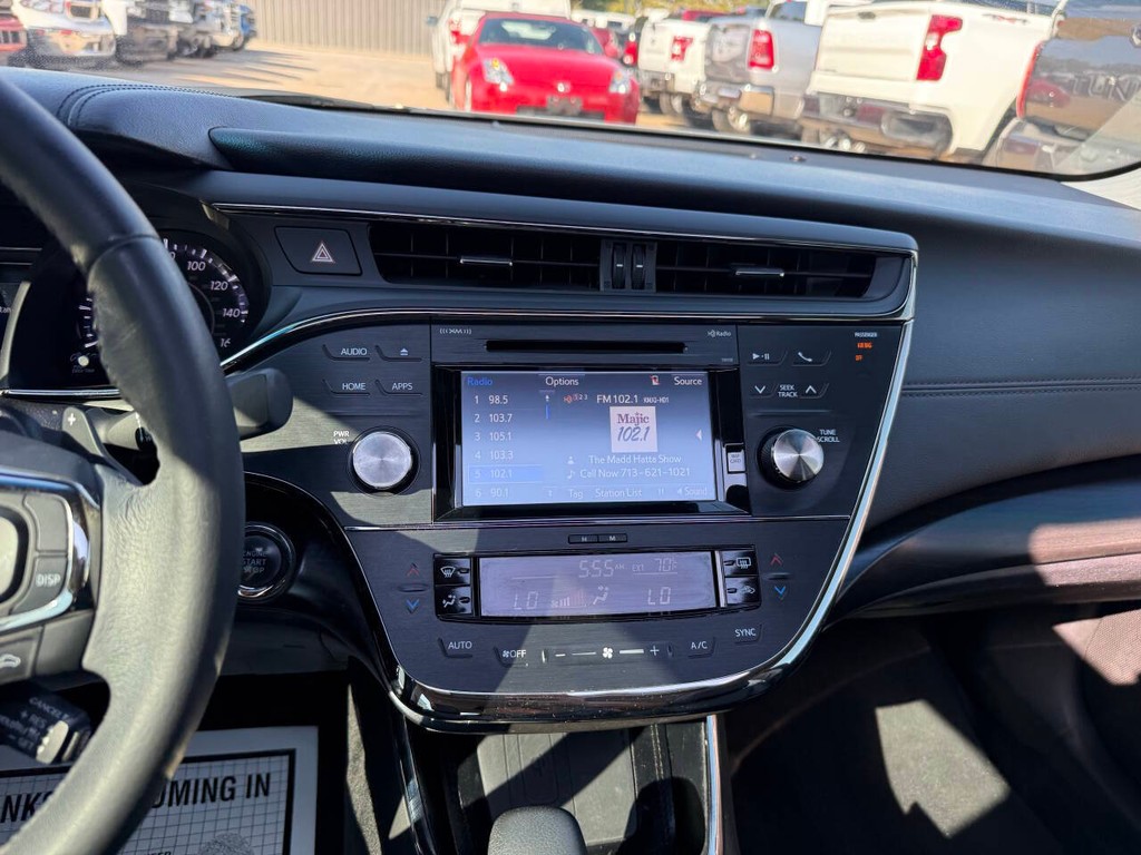 Toyota Avalon Vehicle Full-screen Gallery Image 23